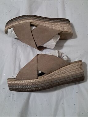 Women’s Crisscross Espadrille Platform Sandal in Taupe